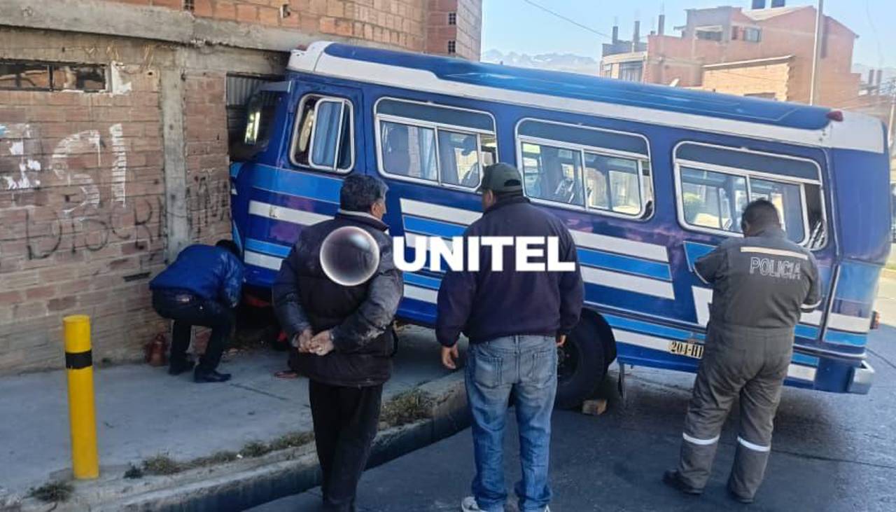 ¿Qué sucedió? Un micro con pasajeros termina ‘clavado’ en una casa de La Paz