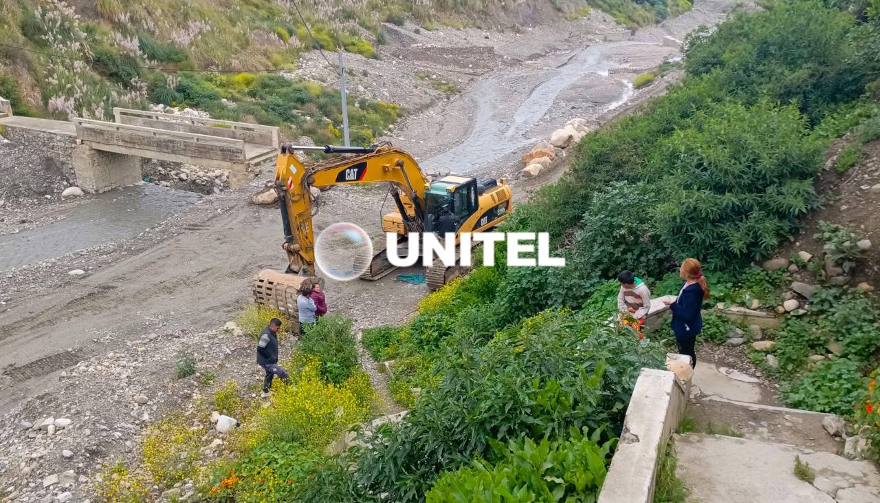 Delincuentes roban partes de una retroexcavadora que limpiaba el sedimento de las lluvias en el rio Orkojahuira