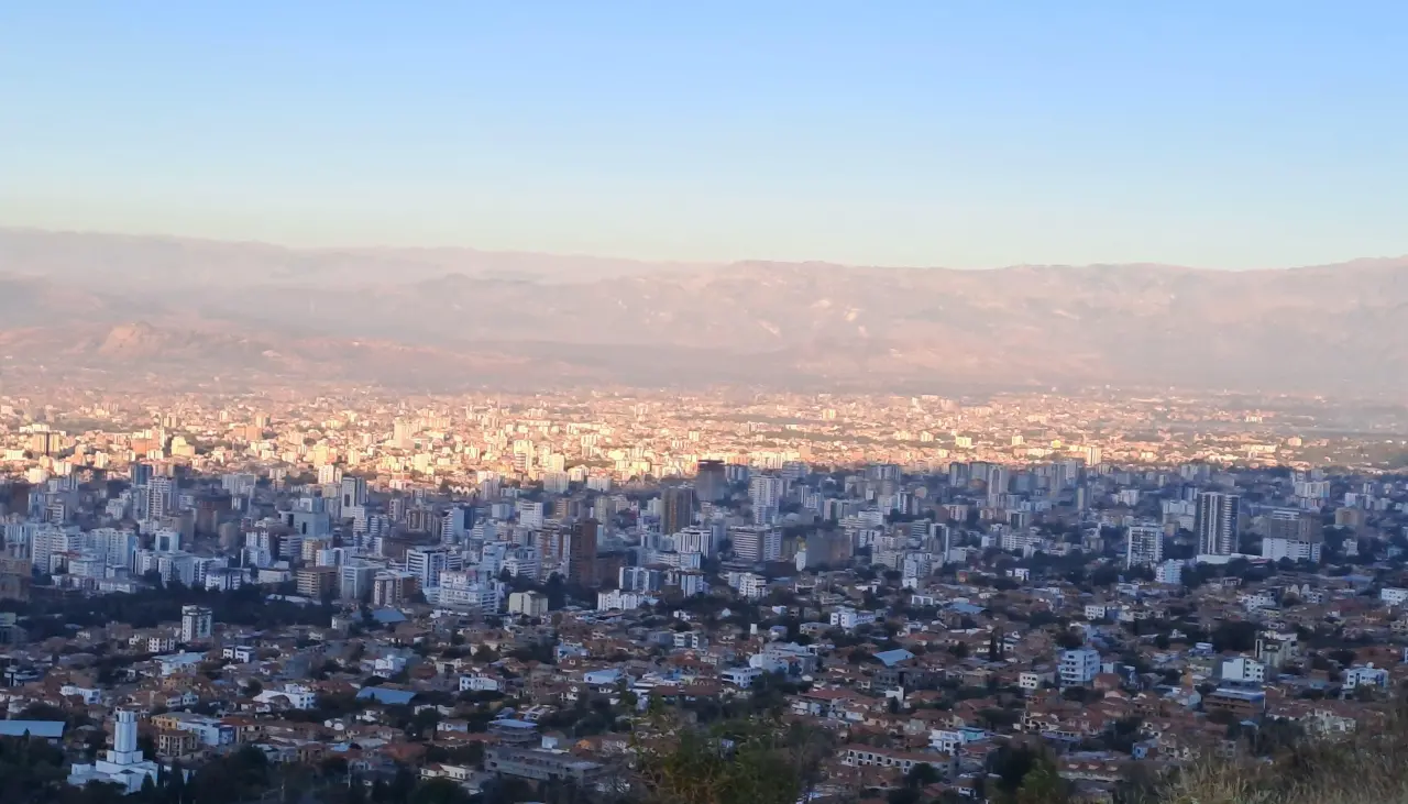 Cochabamba bajo una capa de smog; calidad del aire se deteriora por el invierno y la falta de viento, dicen expertos
