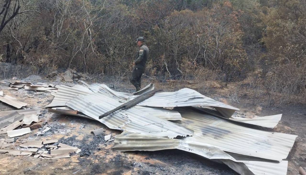 Aprehenden a un hombre de la tercera edad acusado de provocar un incendio que consumió una casa y ocho hectáreas