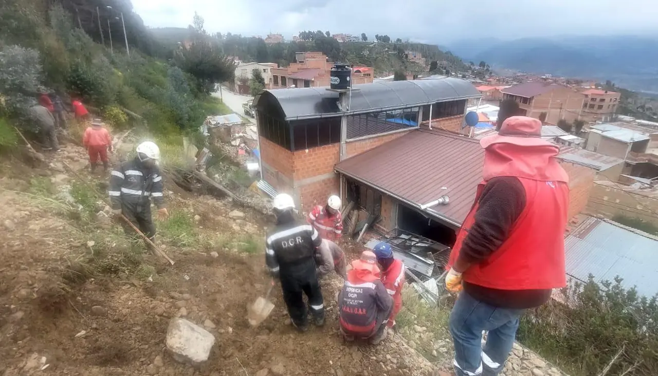 El Alto: 14 personas fueron evacuadas de sus casas tras la caída de un gavión por las lluvias, dice la Alcaldía 