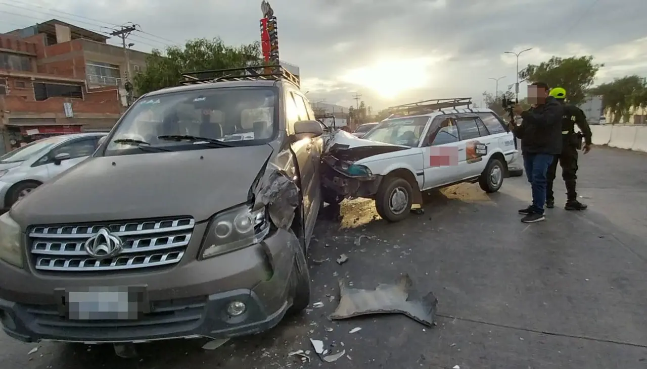 Choque entre un taxi, una vagoneta y un minibús deja a uno de los conductores heridos