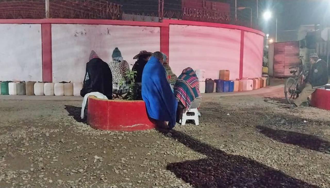 A las filas de vehículos por combustible se suman personas con bidones surtidores del eje central