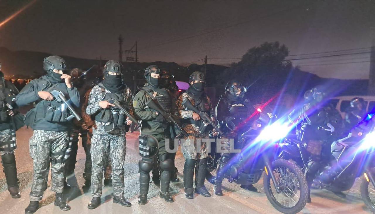 Policía llega a desbloquear Sipe Sipe, parte de la ruta Cochabamba al occidente