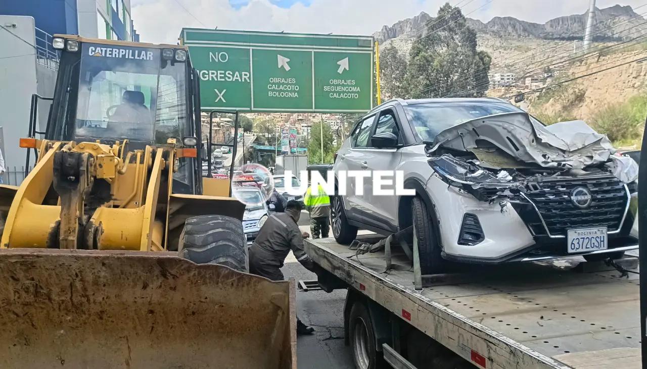 La Paz: Un tractor pierde el control y choca contra tres vehículos en la avenida Zabaleta