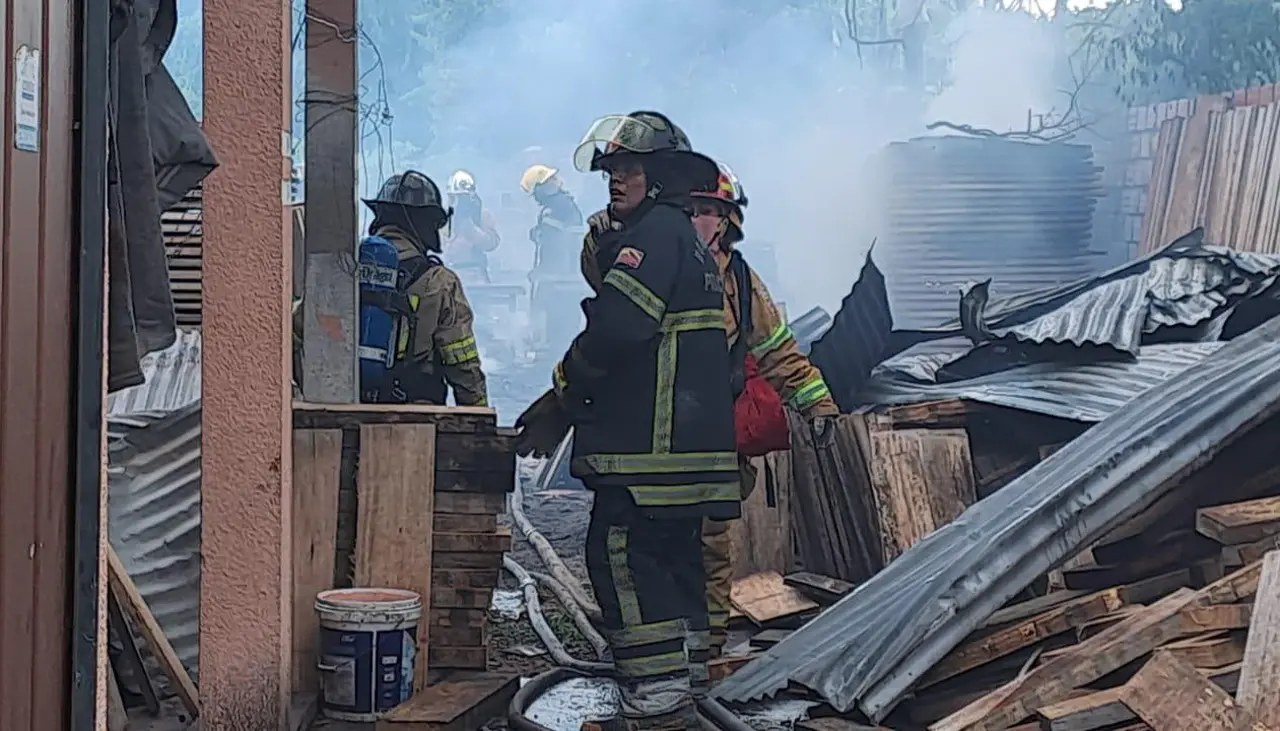 Dos incendios en un solo día, una carpiteria y un taller de costura fueron consumidos por el fuego