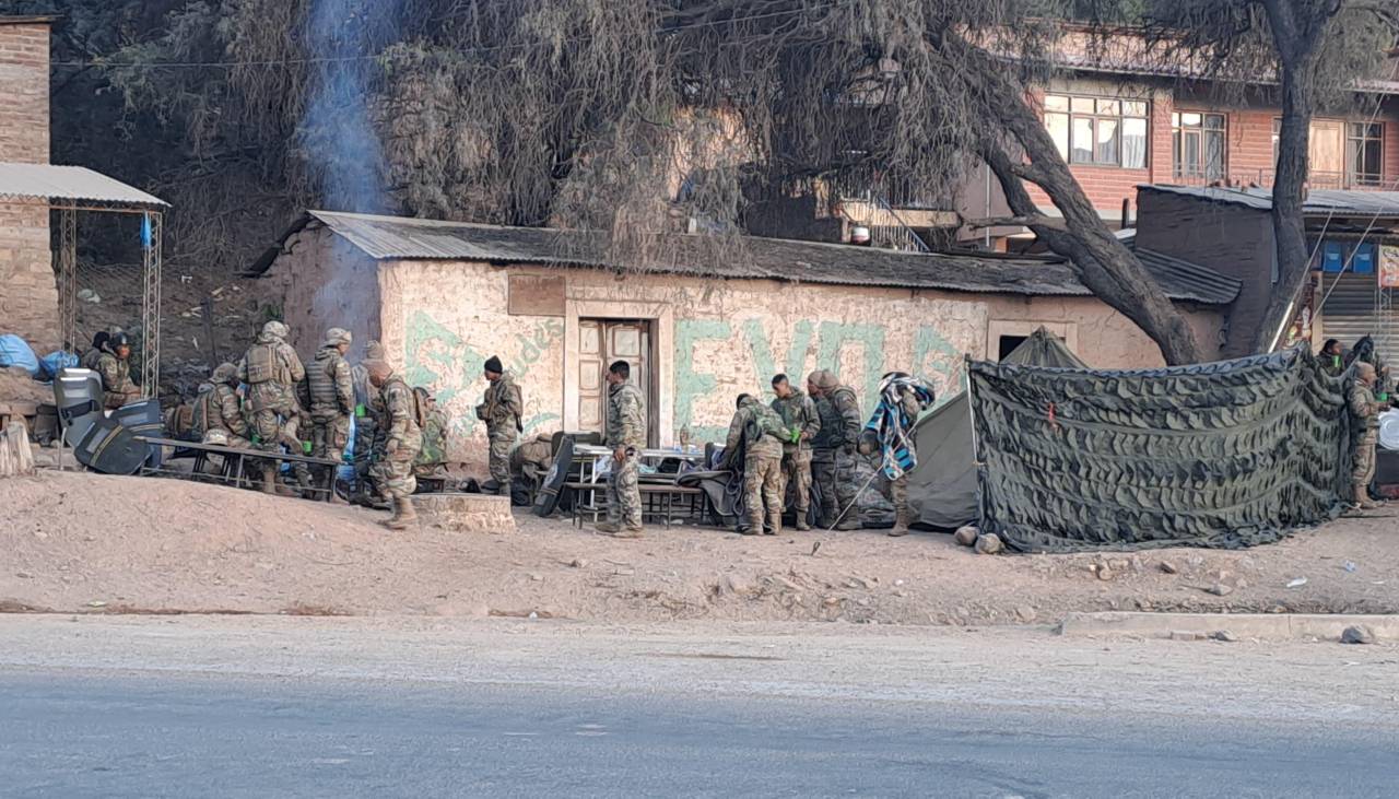 Policías y militares resguardan la ruta Cochabamba – Oruro tras desbloqueo en Parotani