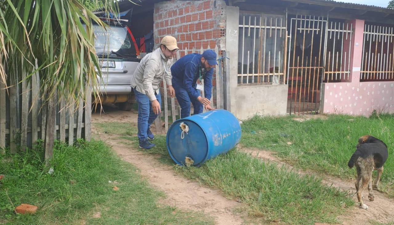 Aprehenden a dos personas por acopio ilegal de combustible; se secuestró 550 litros de diésel