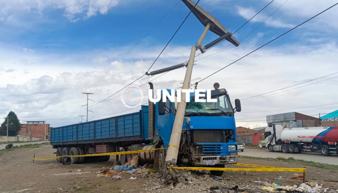 Tráiler se estrella contra un poste de electricidad de alta tensión en El Alto