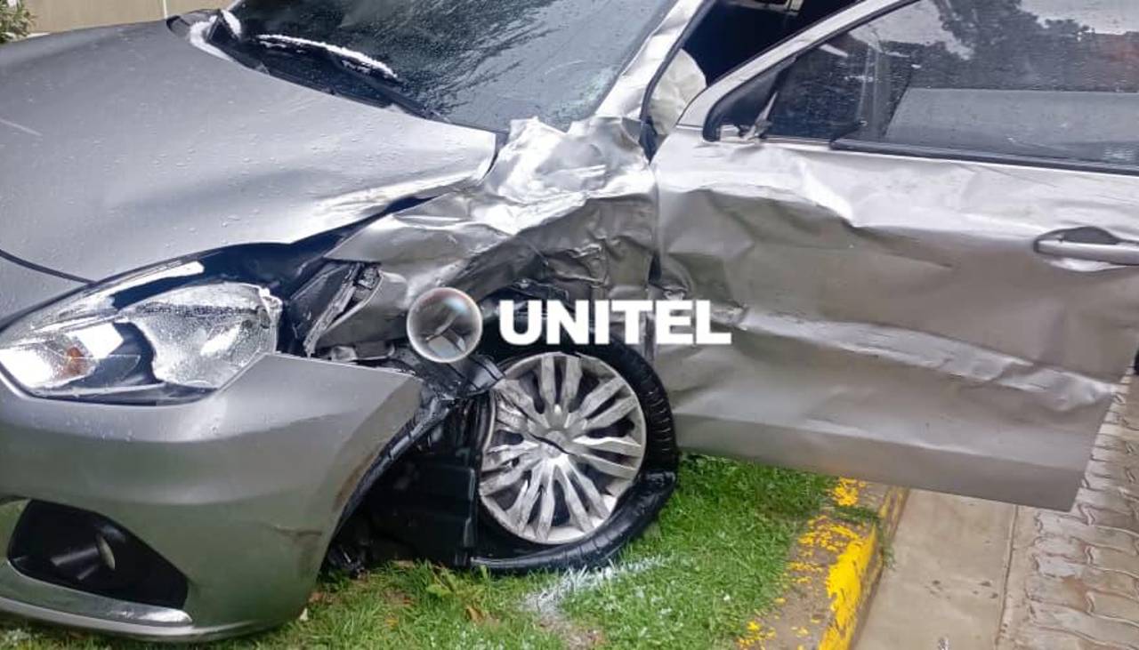 Choque entre un vehículo y una ambulancia deja un herido durante granizada en La Paz, reporta la Policía 