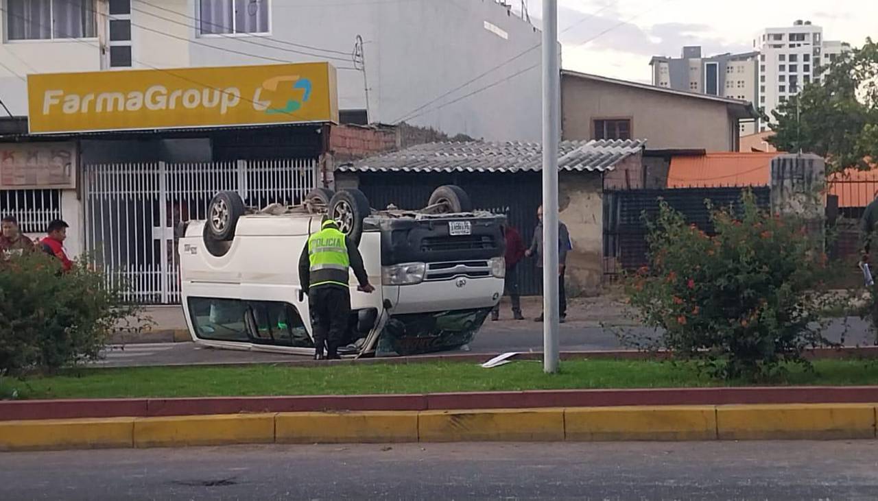 Conductor resulta herido luego que su minibús volcara tras ser impactado por un tráiler
