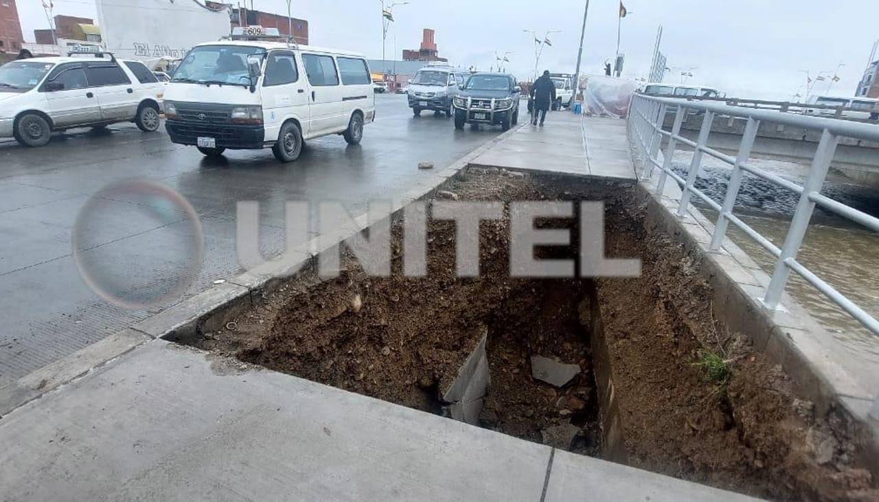 El Alto: lluvias provocan el sifonamiento de una acera en la avenida Costanera