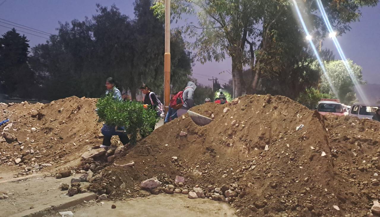 Suman cinco días de bloqueo en Colcapirhua por conflicto de la basura de Cochabamba