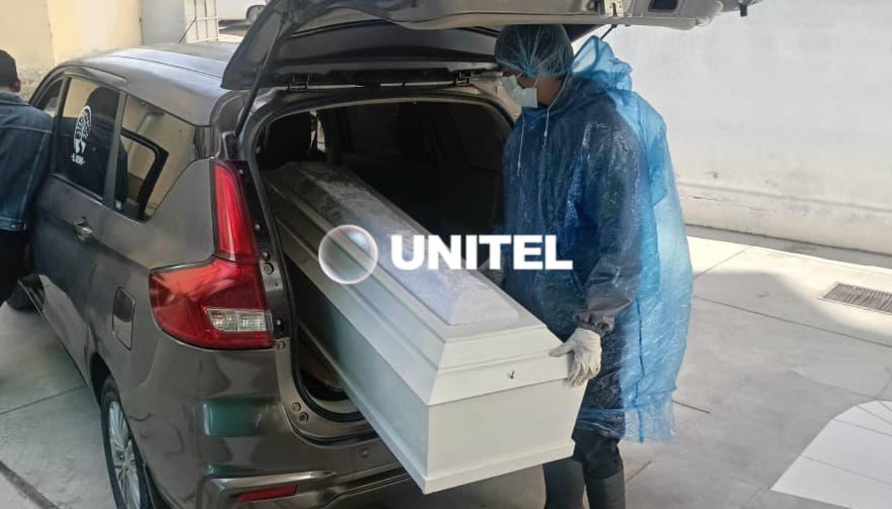 Autopsia revela que mujer hallada bajo una cama murió estrangulada; el sospechoso está prófugo