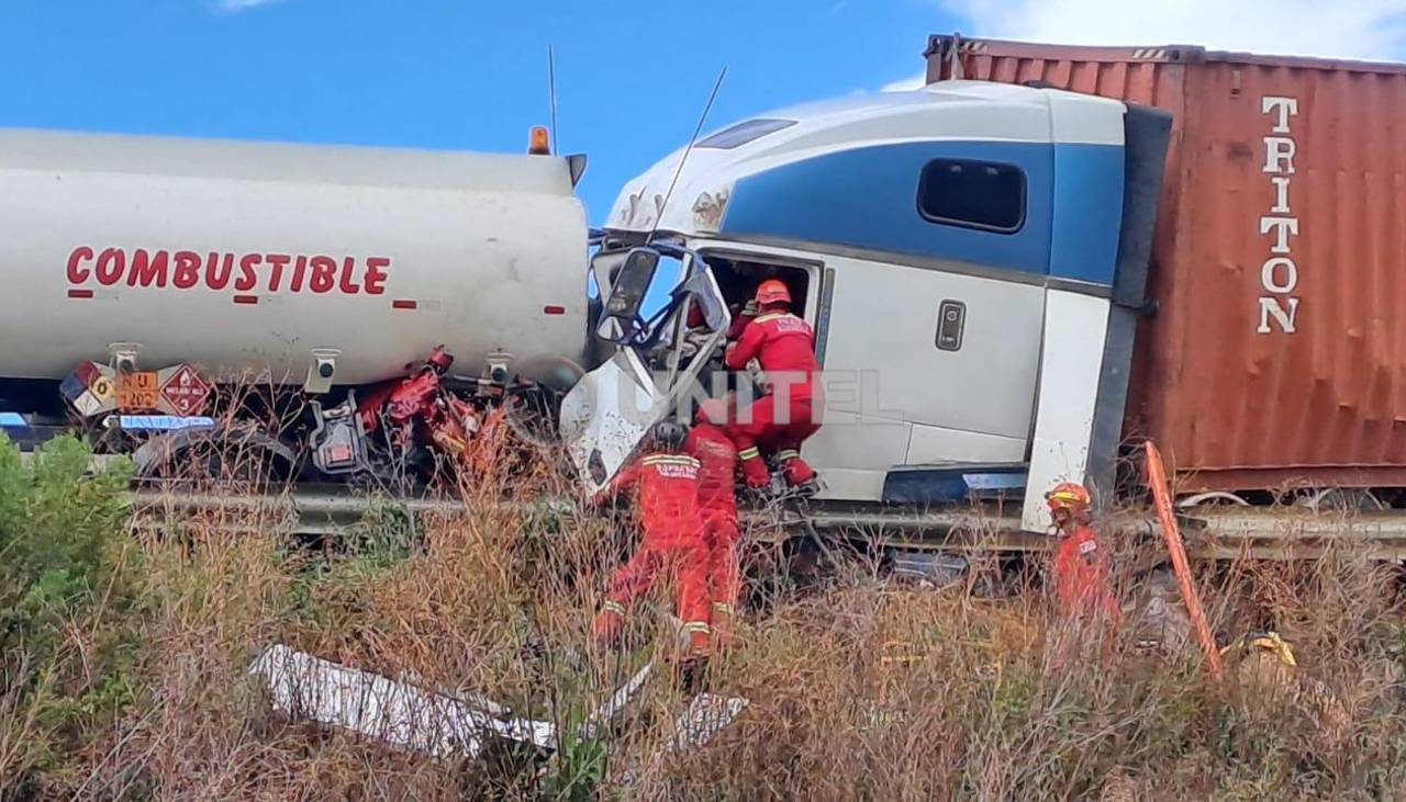 Un conductor queda atrapado entre fierros tras el impacto de un tráiler y una cisterna