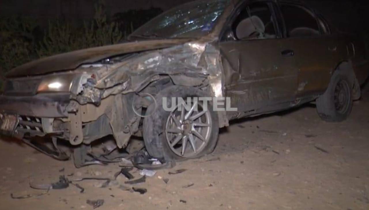 Tres personas heridas en choque frontal de dos vehículos; un conductor huyó dejando su auto en el lugar