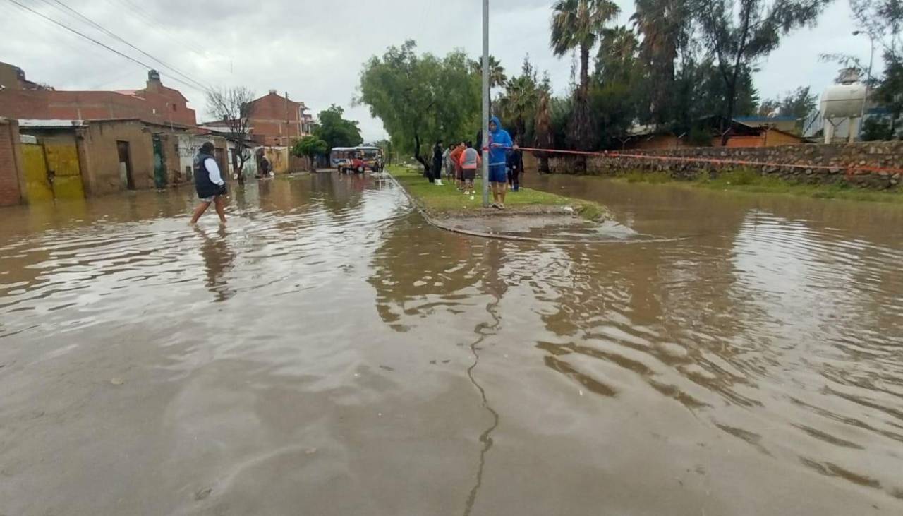 Cochabamba: Lluvias dejan inundada la OTB Fuerza Aérea; las alcantarillas colapsaron 