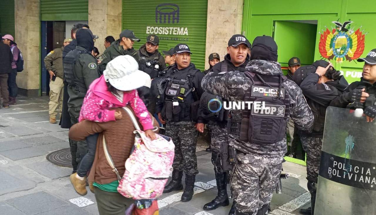 Policía interviene instalaciones de la Fiscalía de La Paz en busca del fiscal departamental, Carlos Torrez 