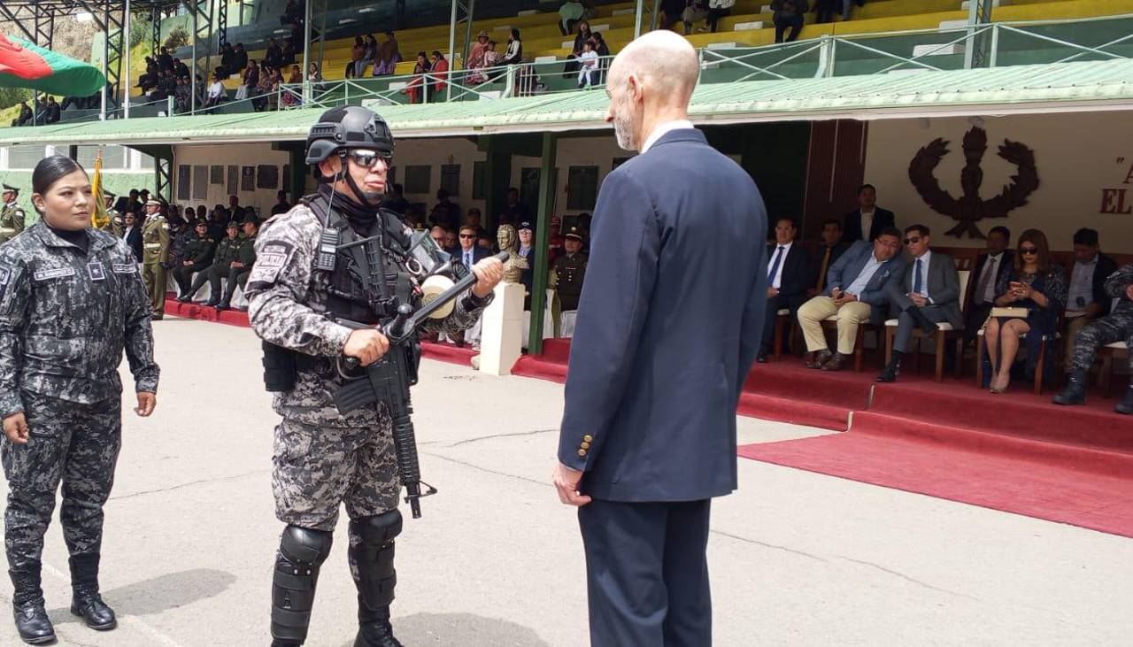 EEUU entrega equipamiento a la Policía para el resguardo de efectivos y ciudadanos