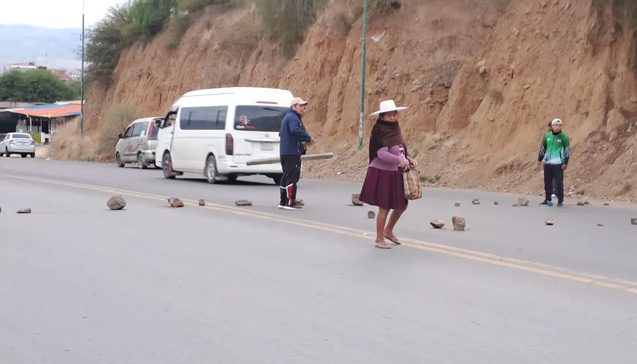 Bloqueo en el túnel El Abra: Cinco vehículos dañados y un herido por disputa de ruta entre conductores