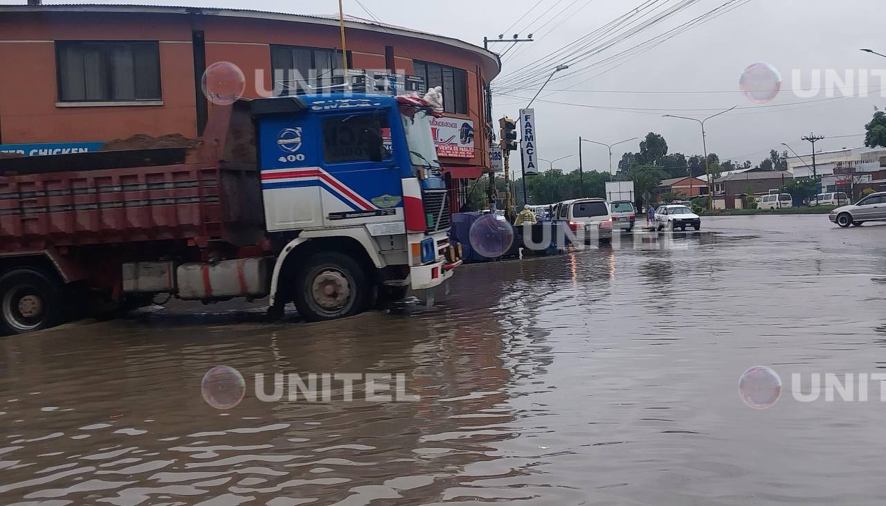 Con el agua por encima de los tobillos, así quedaron varias vías en Quillacollo tras las intensas lluvias 