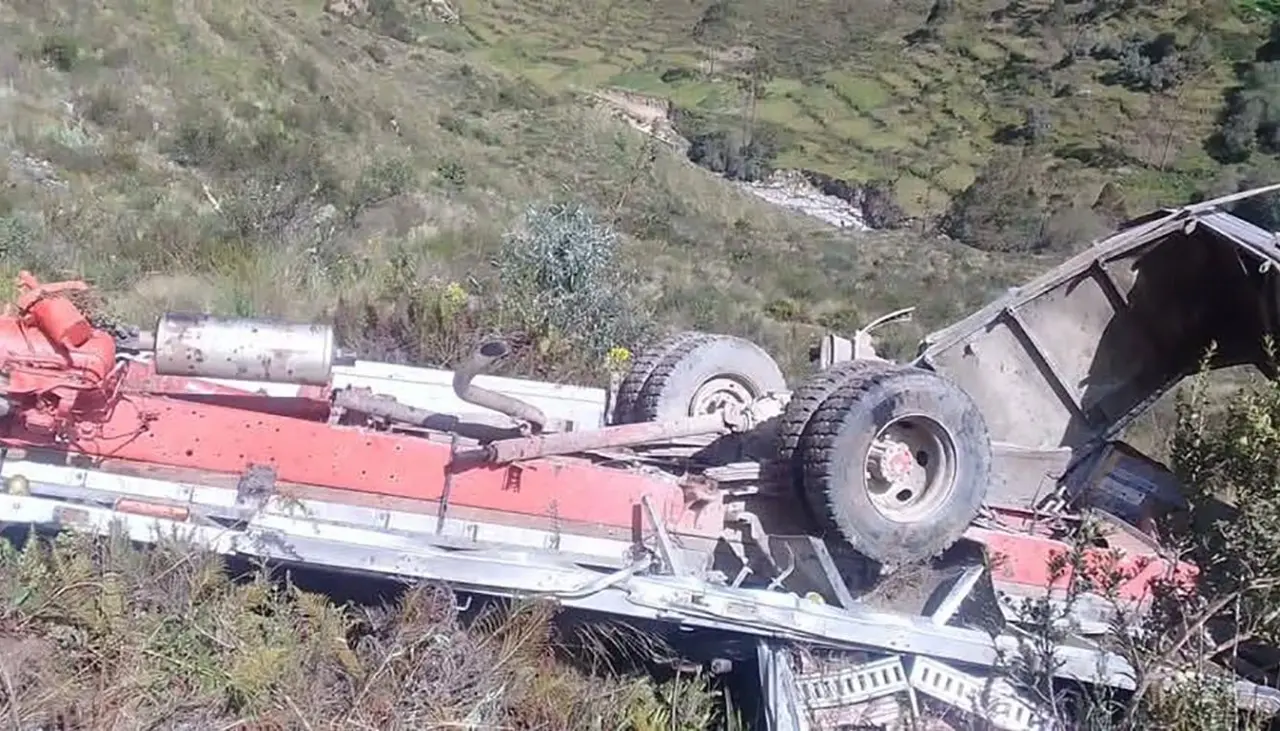 Reportan tres muertos en La Paz por la caída de un camión a un barranco de 500 metros