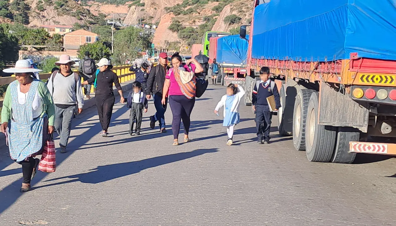 Con maletas y hasta con niños, pasajeros deben caminar kilómetros ante los bloqueos en Cochabamba