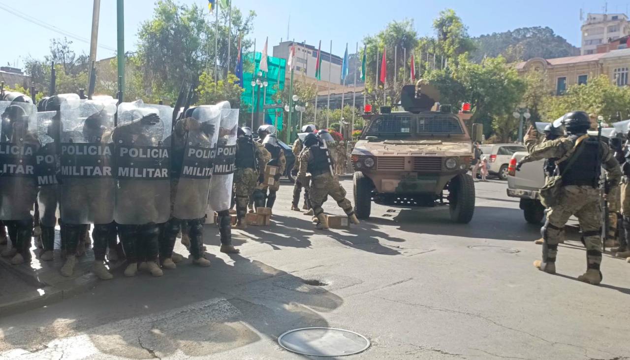 Militares con pasamontañas toman la plaza Murillo de La Paz y desalojan a transeúntes