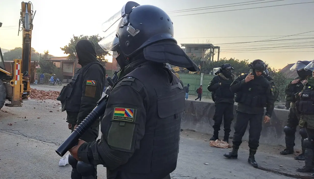 Policía desbloquea en Sipe Sipe, parte de la ruta Cochabamba al occidente