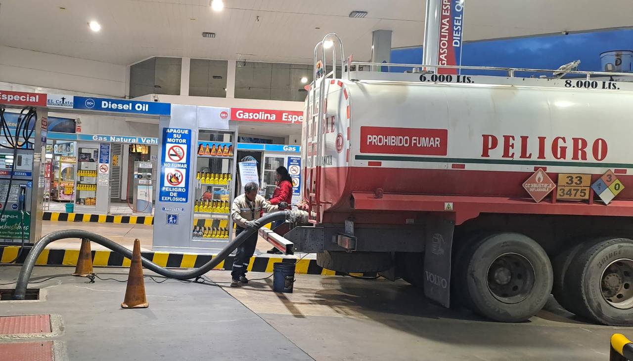 Viceministro Santamaría dice que “condiciones climáticas” en Santa Cruz y Beni generaron “mayor impureza” en la gasolina