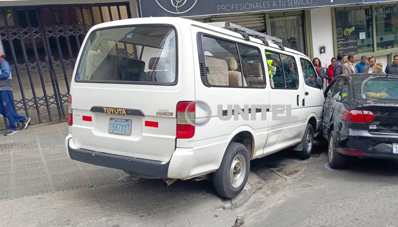 Minibús atropella a dos mujeres y choca contra un auto en pleno centro paceño