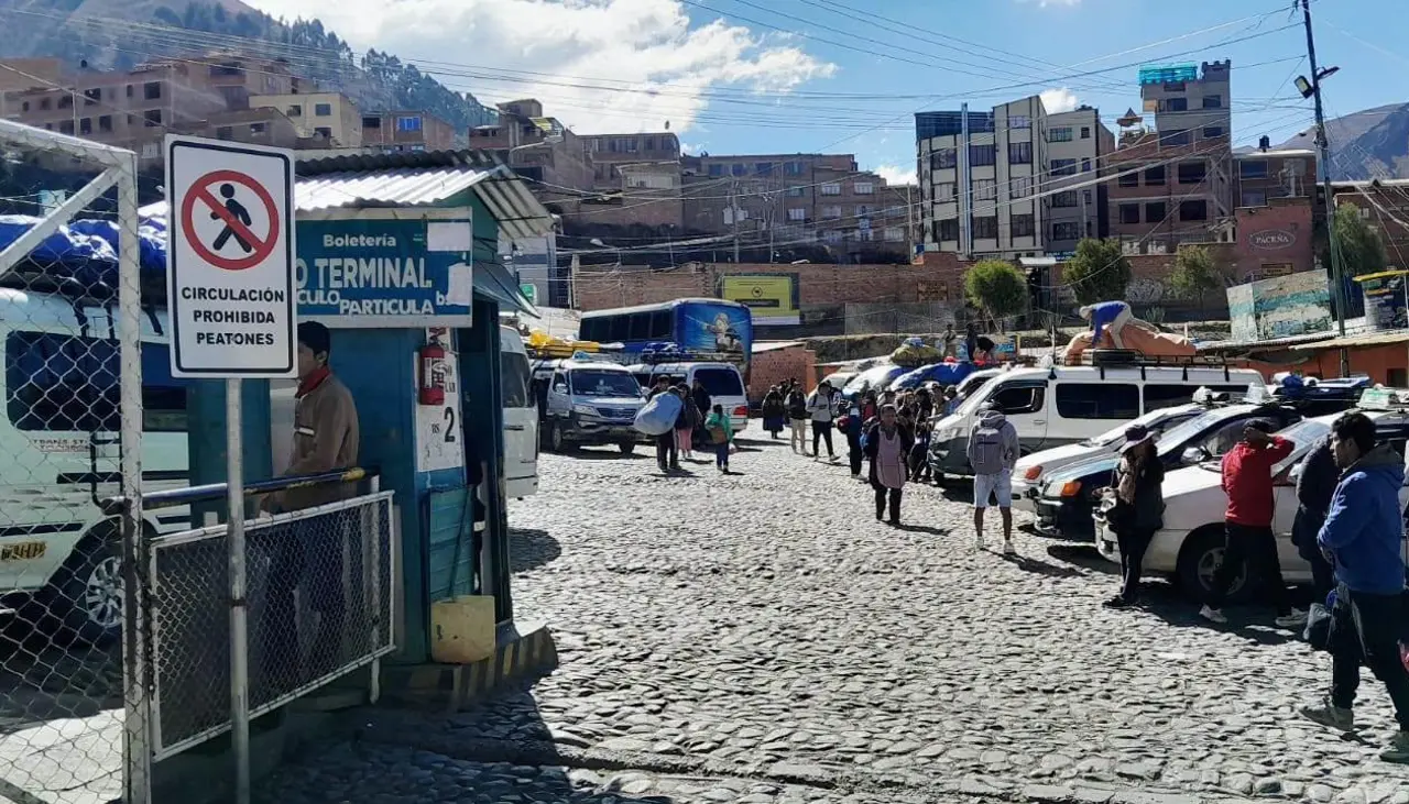 La Paz: Sube el precio de los pasajes a Mapiri y Tipuani por las filas de combustible, reporta empresa de transporte 