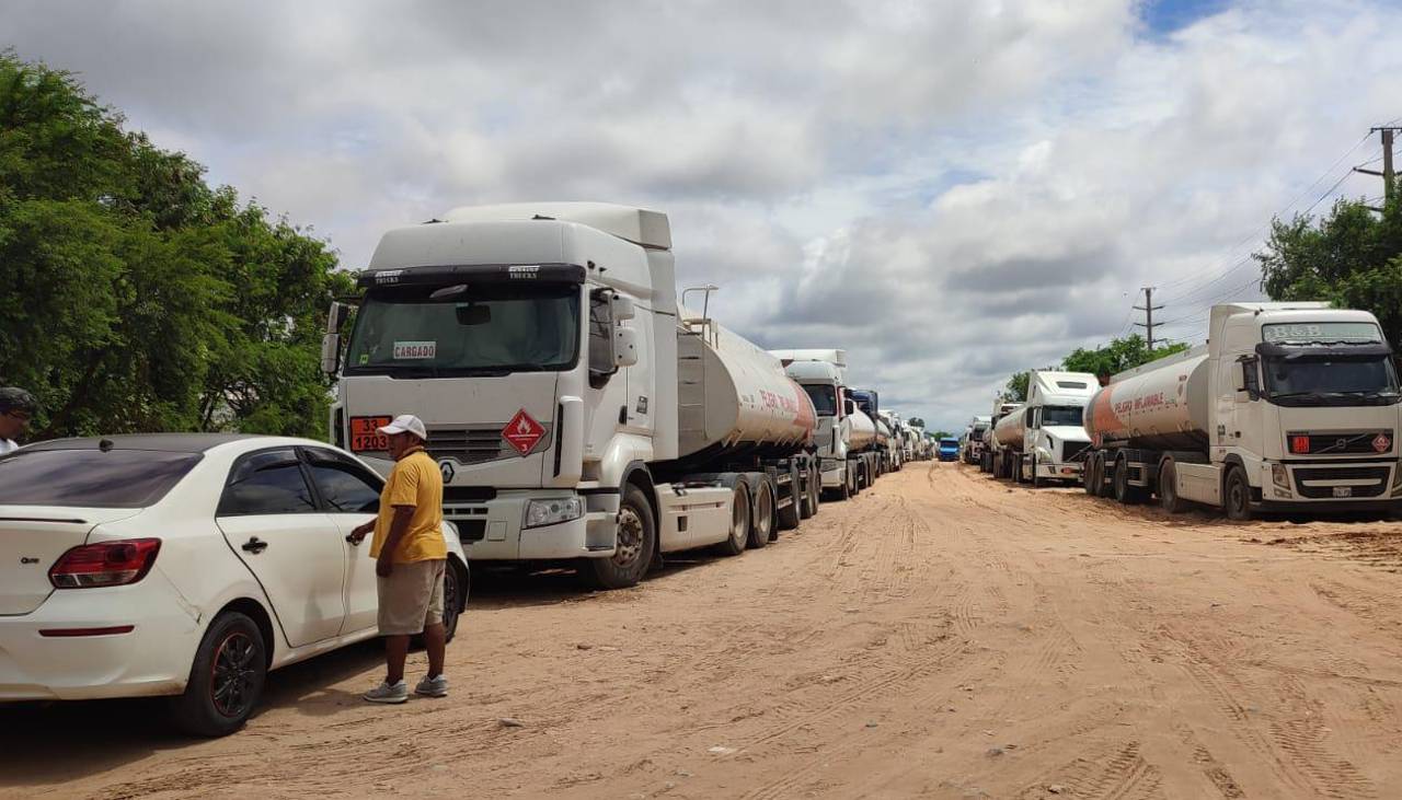 Conductores denuncian que suman 24 días que más de 700 cisternas están varadas en puertas de YPFB para descargar