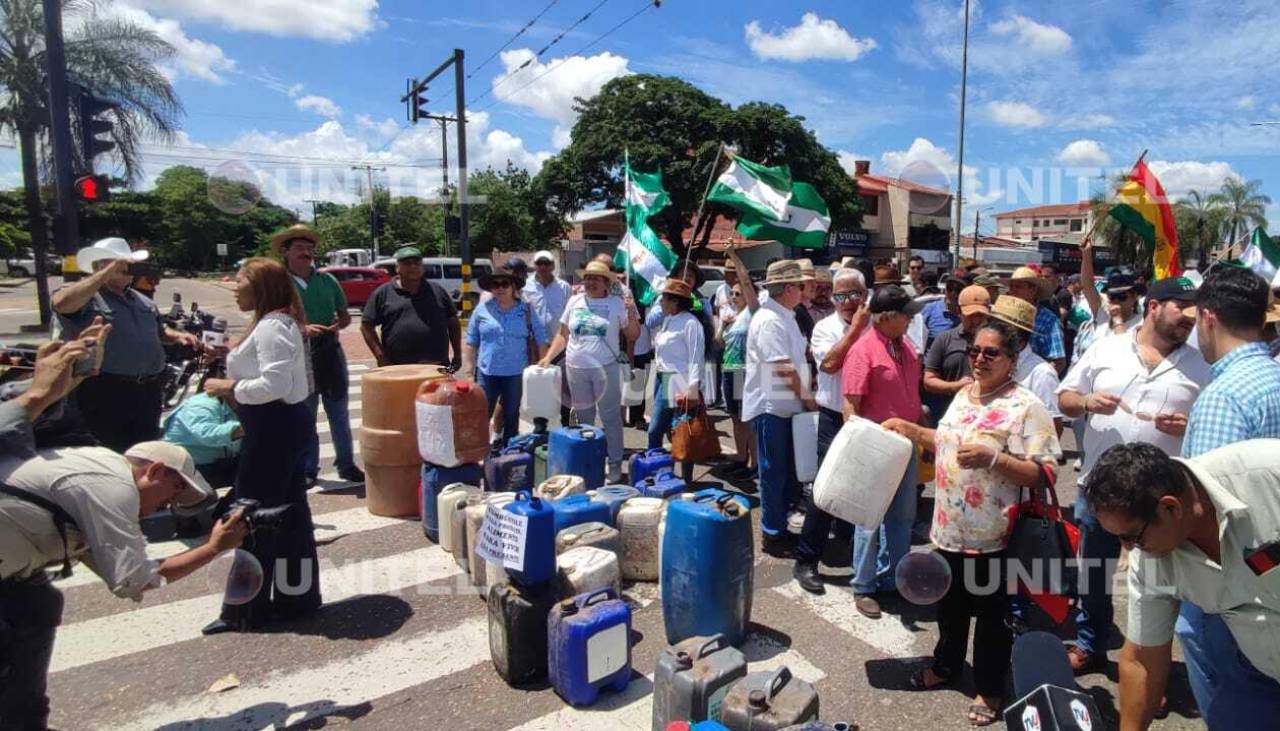 Productores protestan en puertas de YPFB Santa Cruz ante la falta de combustible