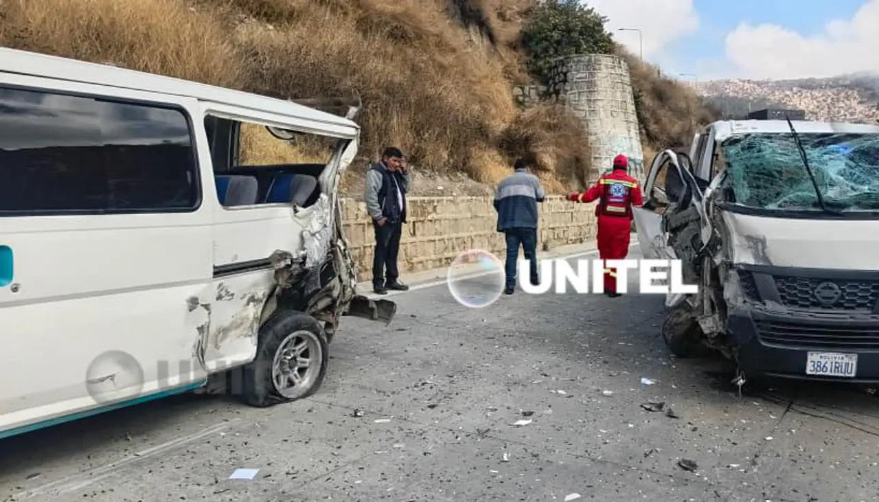 Dos minibuses chocan en la autopista La Paz - El Alto cuando uno de ellos recogía pasajeros; hay tres heridos 