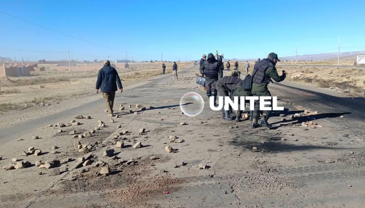 Policías y militares realizan trabajos de limpieza en las carreteras de Oruro