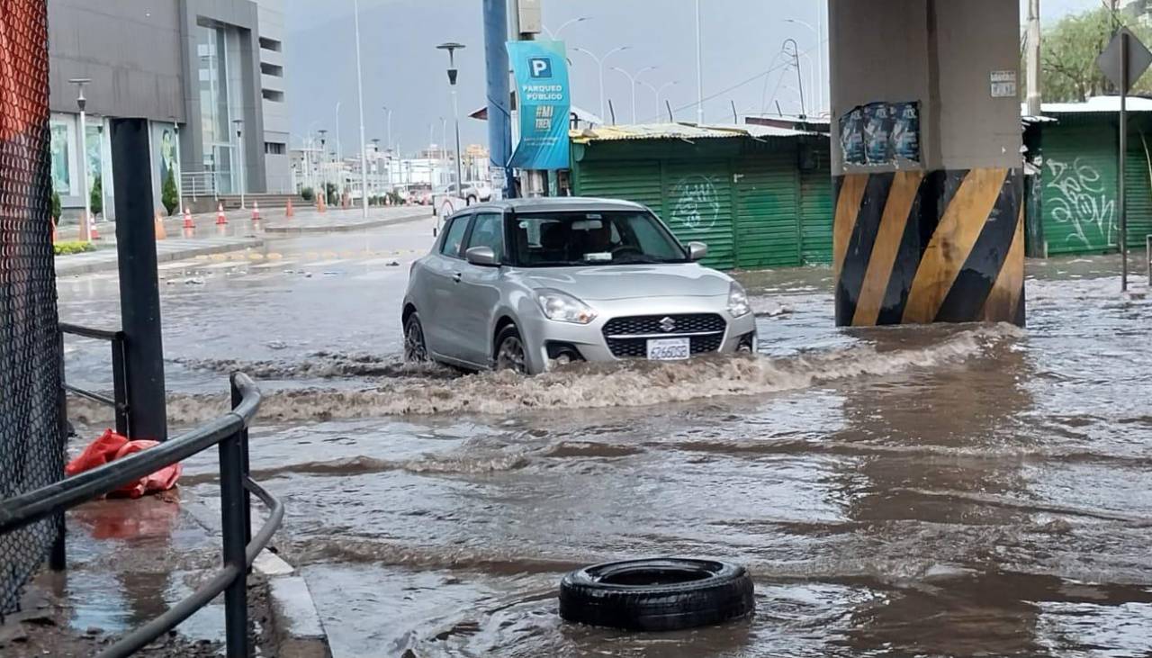 Lluvias: Alcantarillas colapsan y calles se convierten en riachuelos a casusa de la basura