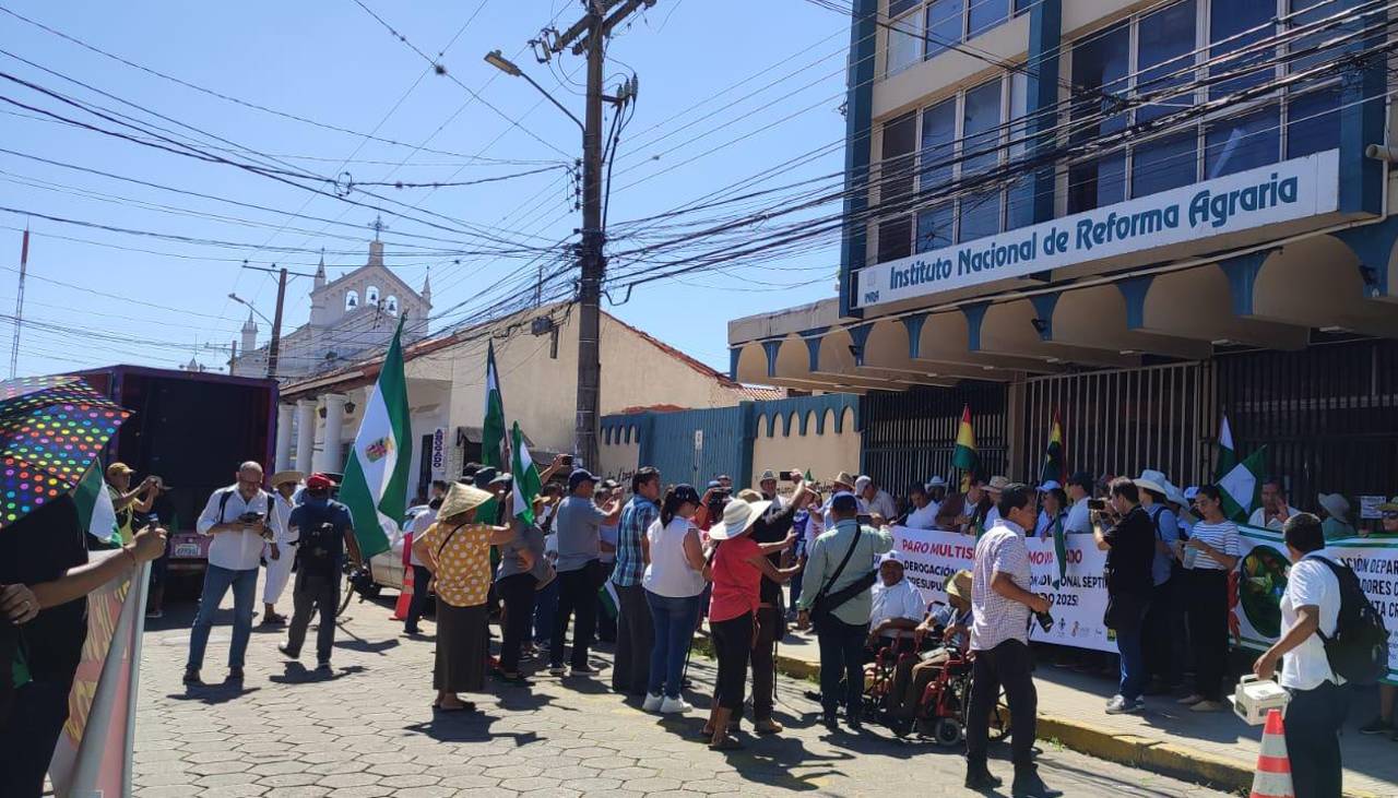 Protesta contra la confiscación llega al INRA y otras entidades del Estado