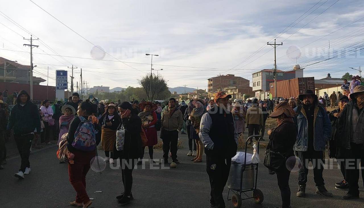 Cochabamba: Instalan bloqueo en el puente Huayllani, ruta a Santa Cruz, pese a resguardo policial 