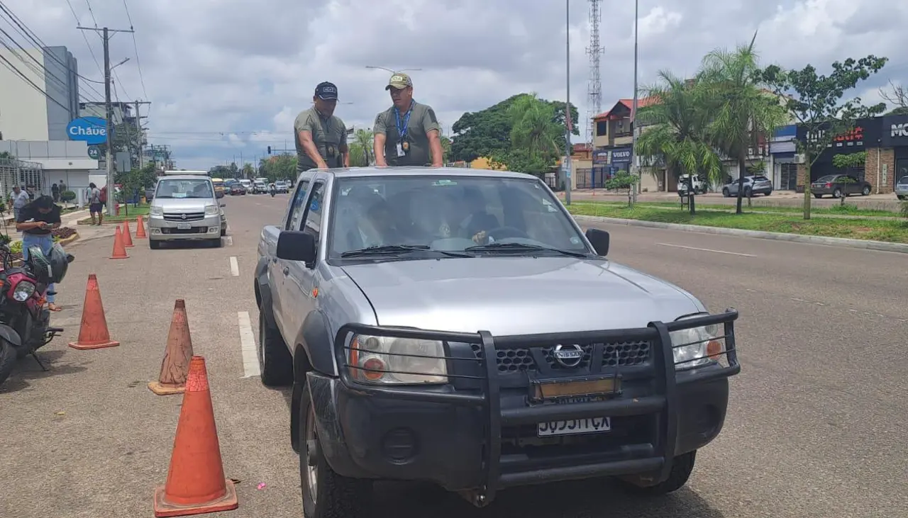 Fiscalía inspecciona oficinas de YPFB en Santa Cruz y confirman que Dorgathen es investigado por presunto contrabando de combustible