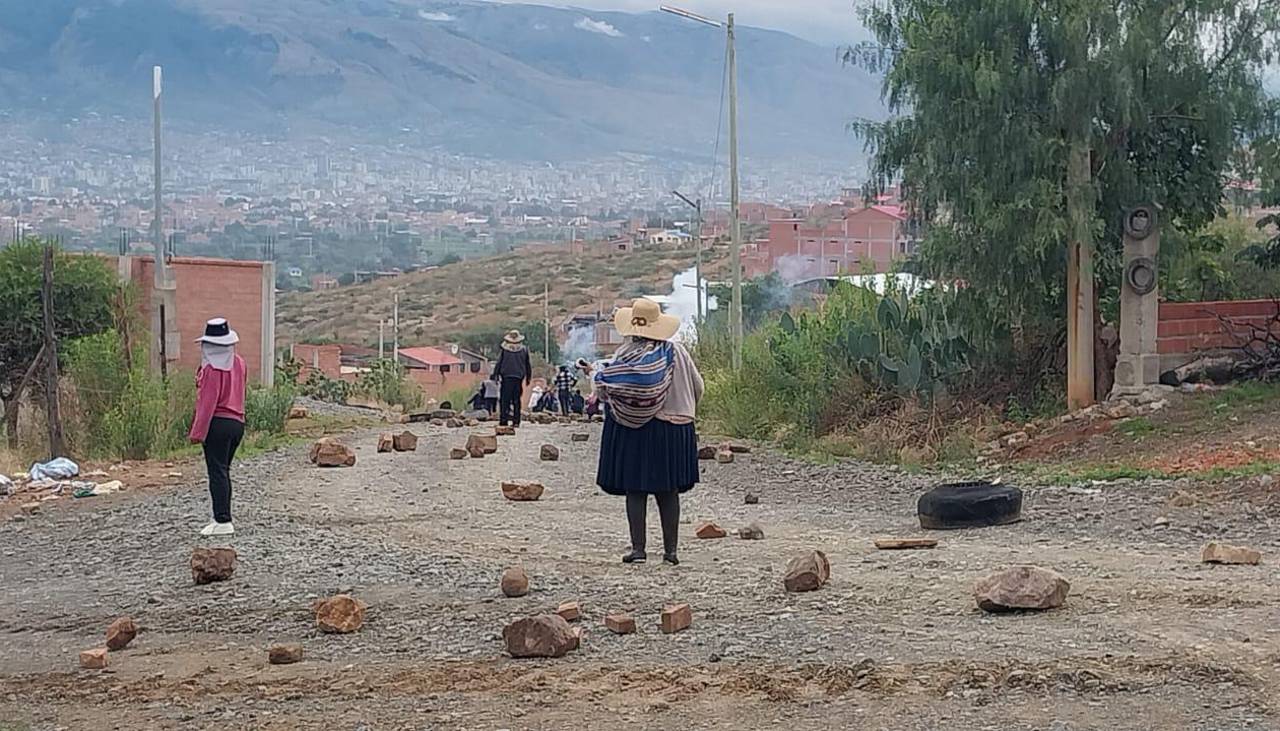 Bloqueo en Colcapirhua persiste y sube a 11 la cifra de heridos por enfrentamiento