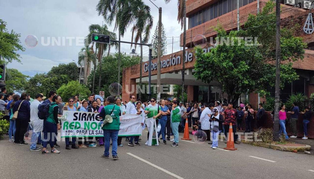 Personal de salud protesta en puertas de la Gobernación cruceña; exigen atención a sus demandas 