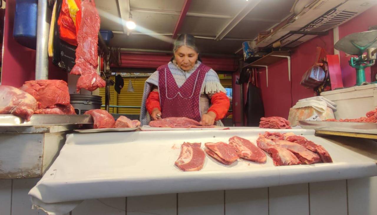 Paro indefinido de los comercializadores de carne se cumple desde este lunes, excepto en La Paz