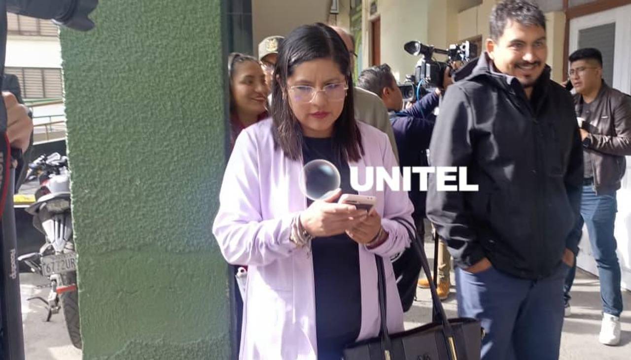 Diputada de Libre declara en la Felcc en calidad de denunciante por la calidad de la gasolina