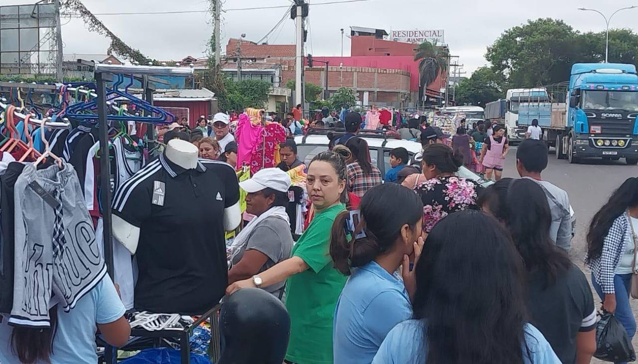 Caos en la zona de la Feria Barrio Lindo en época de fin de año, en medio del paro de gendarmes de Santa Cruz de la Sierra