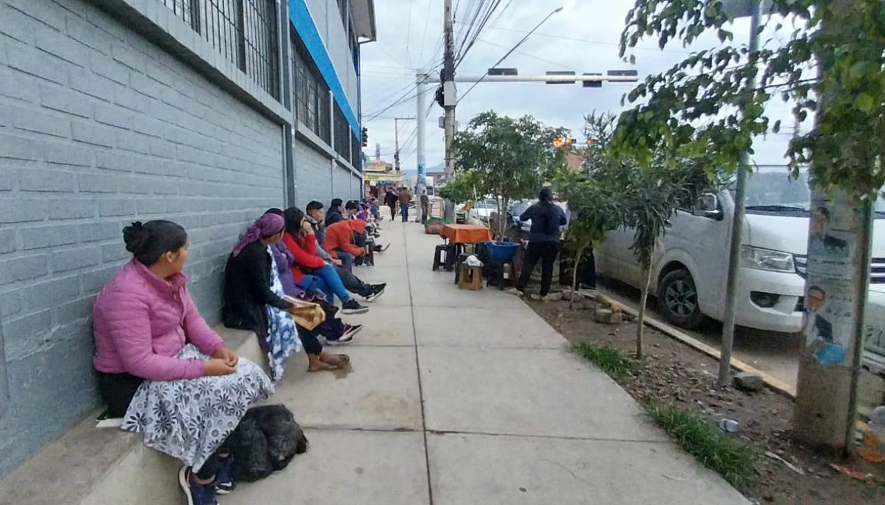 Largas filas en el primer día de inscripciones escolares y Educación dice que registro de alumnos antiguos es automático