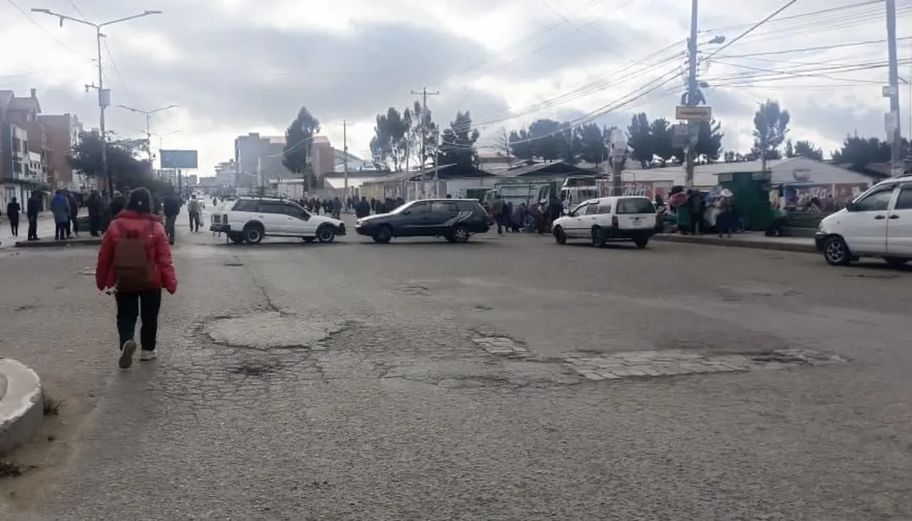 Sin hora ni fecha, el Gobierno convoca a los choferes al diálogo en medio del bloqueo de vías y el repliegue de micros