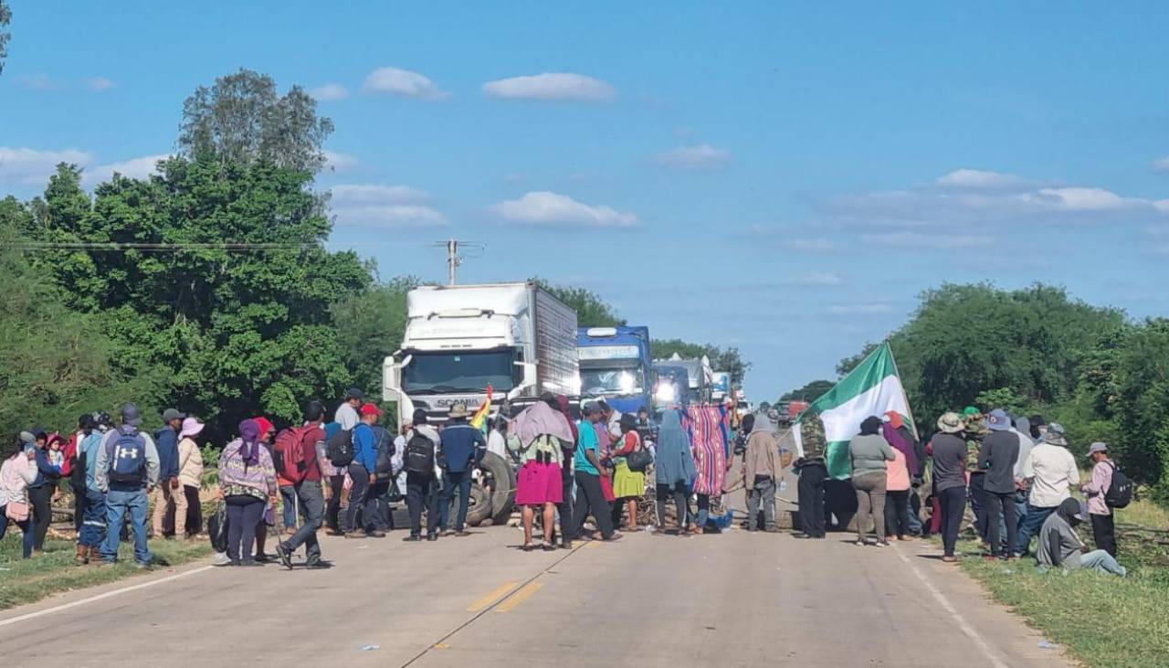 Campesinos bloquean la ruta Bioceánica exigiendo combustible, control de precios de la canasta básica y contra la falta de dólar 