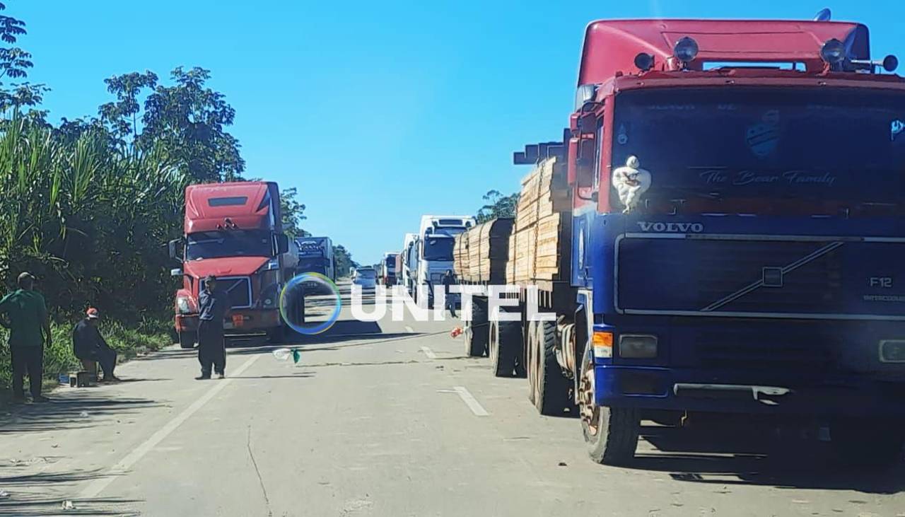 Solo Cochabamba permanece con bloqueos y se restablece de forma gradual la salida de buses hacia otros departamentos