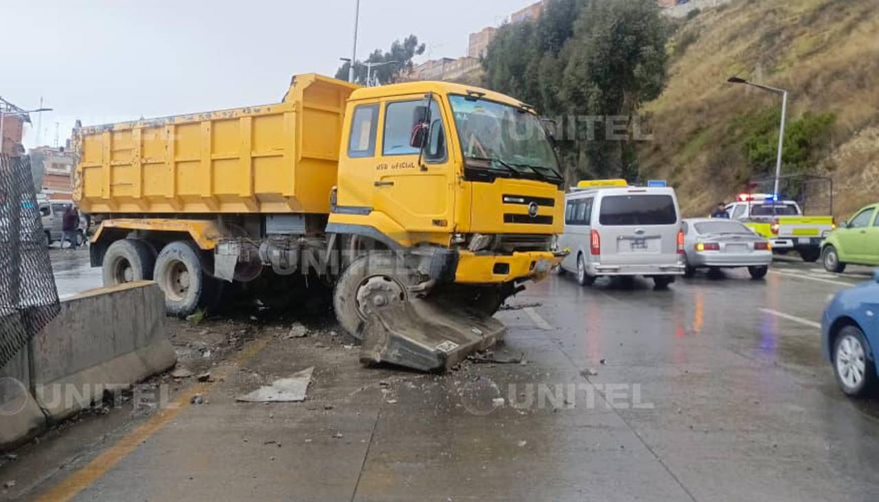 Volqueta chocó contra un minibús y destruyó separadores viales en La Paz
